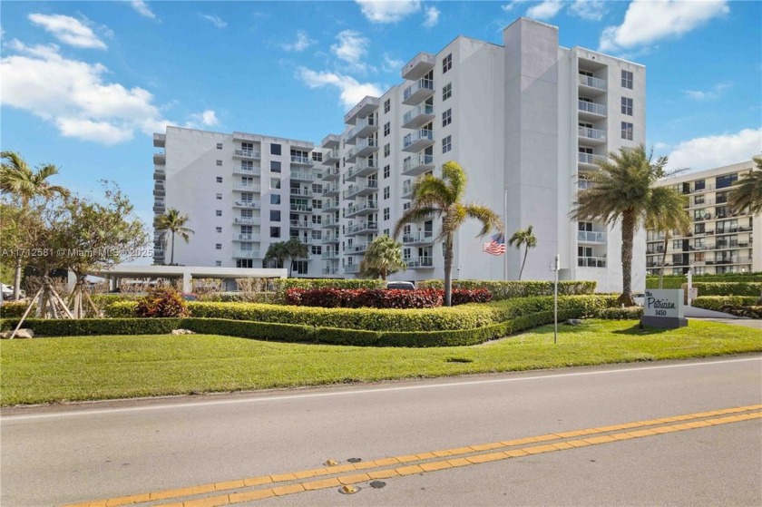 JUST REDUCED  PRICED TO SELL! This bright and updated 2-bedroom - Beach Condo for sale in Palm Beach, Florida on Beachhouse.com