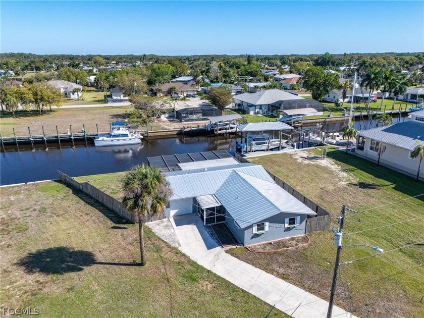 SAILBOAT ACCESS WITH 100 FEET OF CAPTAINS WALK SEAWALL! Located - Beach Home for sale in Fort Myers, Florida on Beachhouse.com