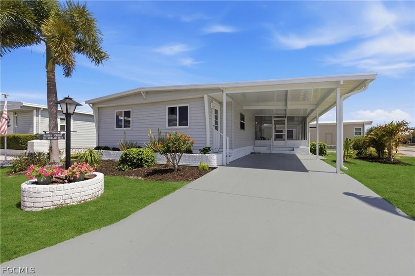 Welcome to Six Lakes Country Club! This 55+ community is full of - Beach Home for sale in North Fort Myers, Florida on Beachhouse.com