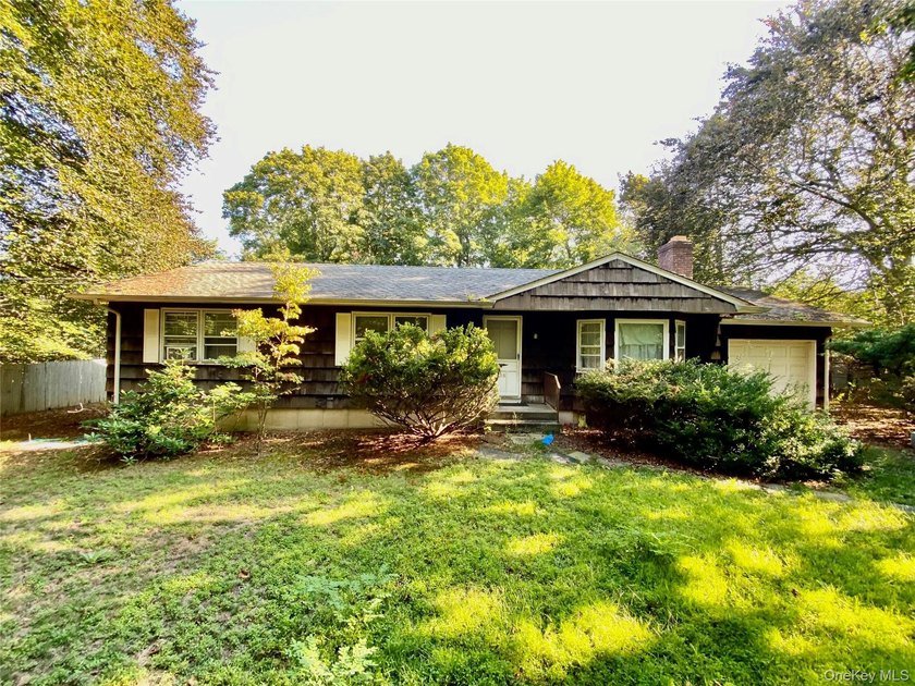 This ranch home offers 3 bedrooms, 2 full baths, living room - Beach Home for sale in Peconic, New York on Beachhouse.com