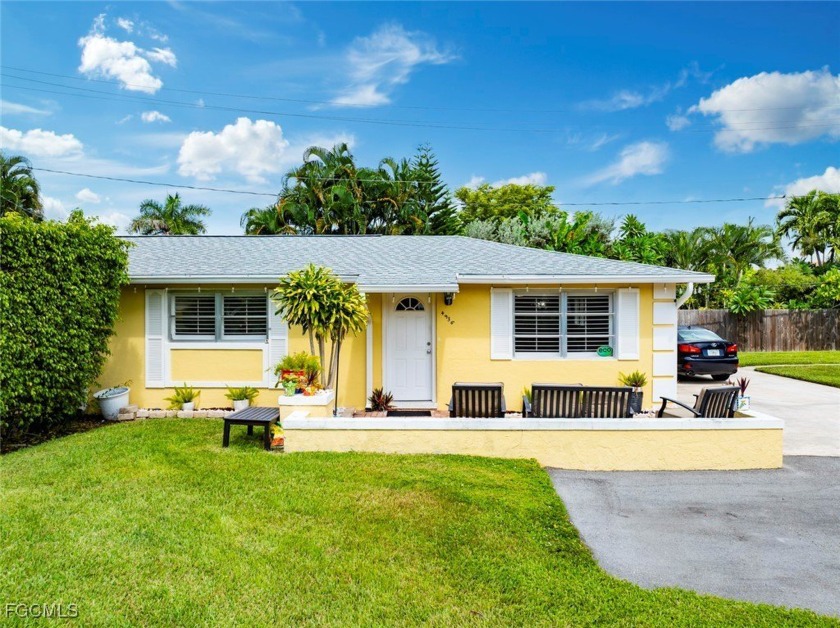 Highly desirable PARK SHORE area of Naples OUTSIDE FLOOD ZONE - Beach Home for sale in Naples, Florida on Beachhouse.com