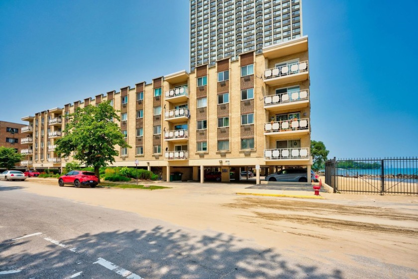 This is an nice condo that possibly needs some love and care to - Beach Home for sale in Chicago, Illinois on Beachhouse.com