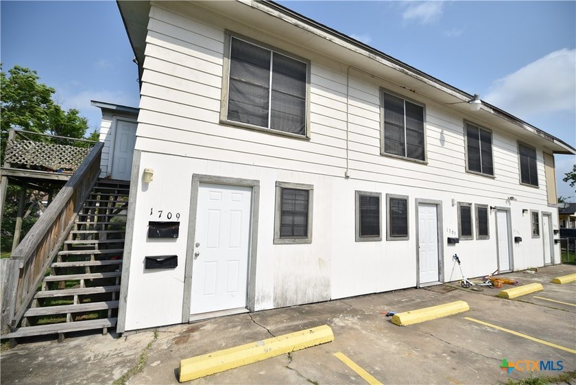 6 plex located in Port Lavaca Neighborhood. Income producing - Beach Commercial for sale in Port Lavaca, Texas on Beachhouse.com