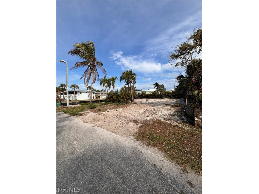 Beautiful mid island location. Large lot 75 X 98, cleared and - Beach Lot for sale in Fort Myers Beach, Florida on Beachhouse.com