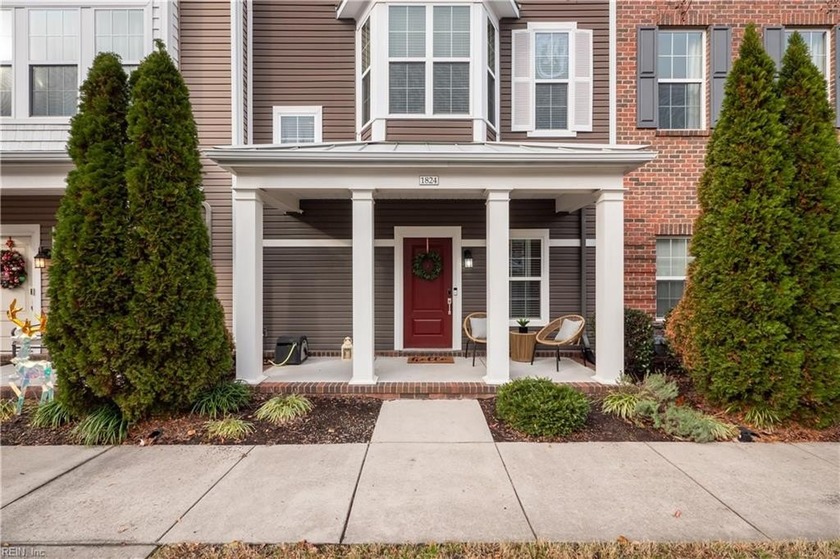 Welcome to the sought after community of Spence Crossing. This - Beach Townhome/Townhouse for sale in Virginia Beach, Virginia on Beachhouse.com