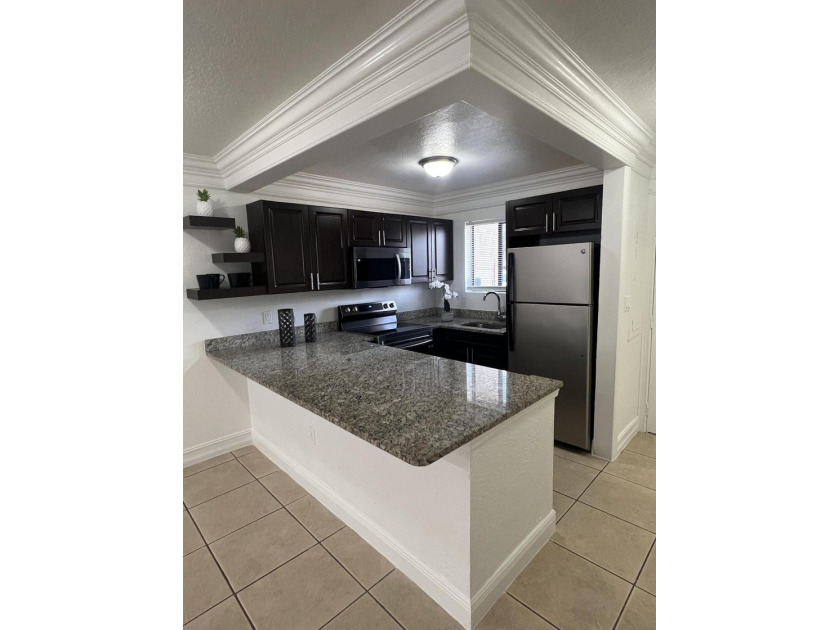 Beautiful, bright and spacious first floor corner unit - Beach Condo for sale in West Palm Beach, Florida on Beachhouse.com