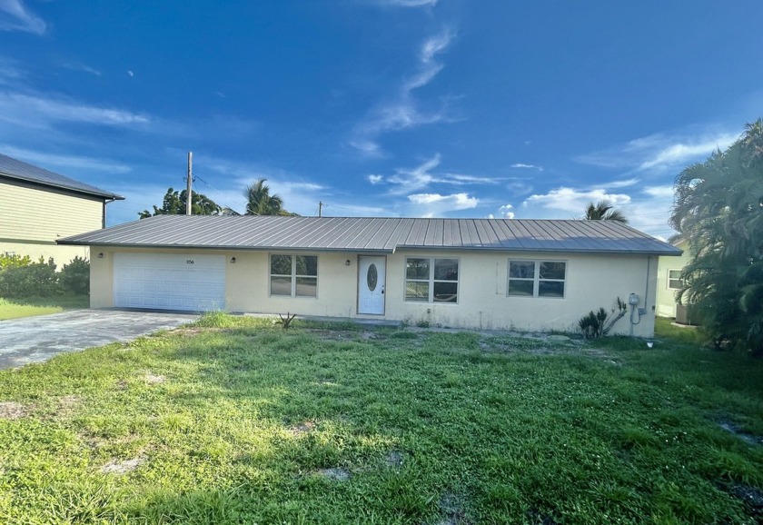 This is a 3 bedroom, 2 bathroom, 2 car garage house with 1900 - Beach Home for sale in Jensen Beach, Florida on Beachhouse.com