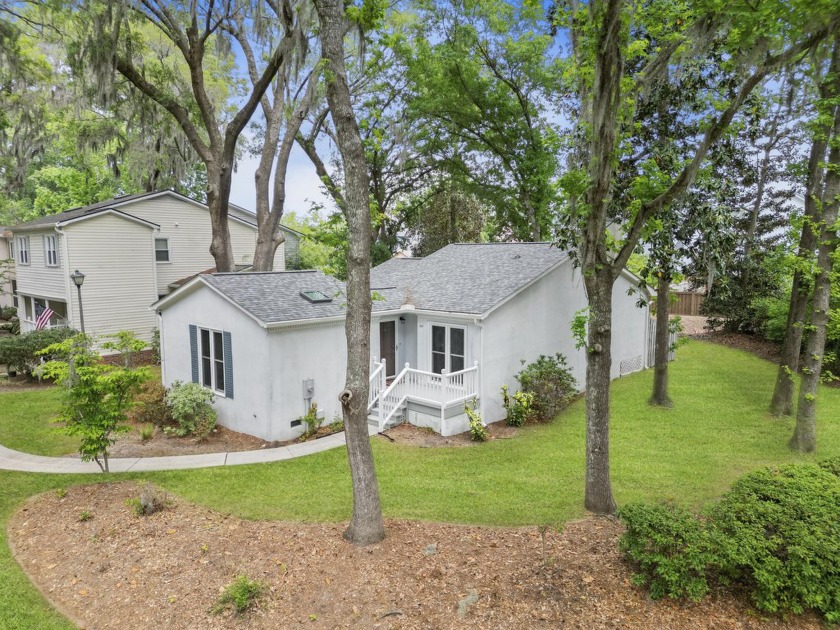 Welcome to 987 Harbor Oaks Drive--a charming updated home tucked - Beach Home for sale in Charleston, South Carolina on Beachhouse.com