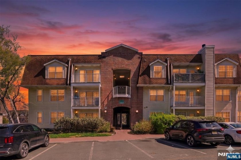 | Rarely available, this renovated first-floor 2BR/2BA Smart - Beach Condo for sale in Edgewater, New Jersey on Beachhouse.com