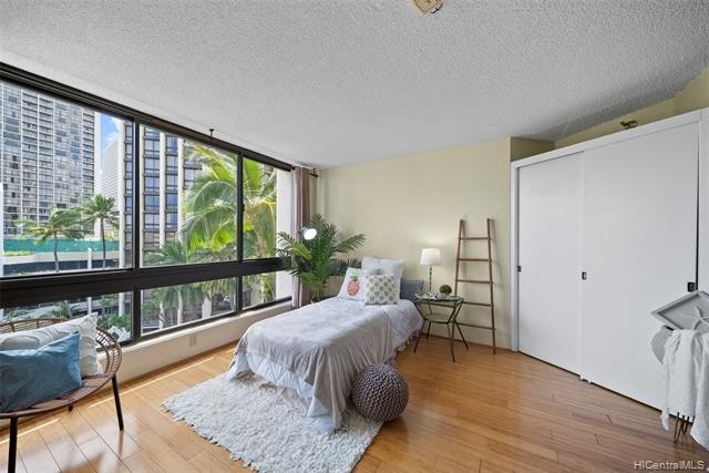 Come see this breezy unit at the Liliuokalani Gardens with - Beach Condo for sale in Honolulu, Hawaii on Beachhouse.com