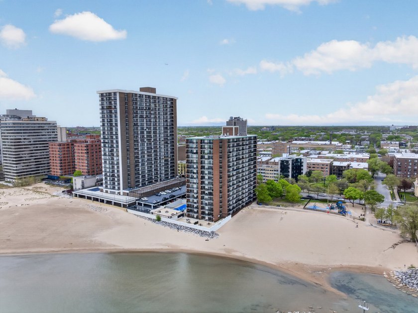 2-bed/1-bath condo in a prime location near the lake. The unit - Beach Condo for sale in Chicago, Illinois on Beachhouse.com