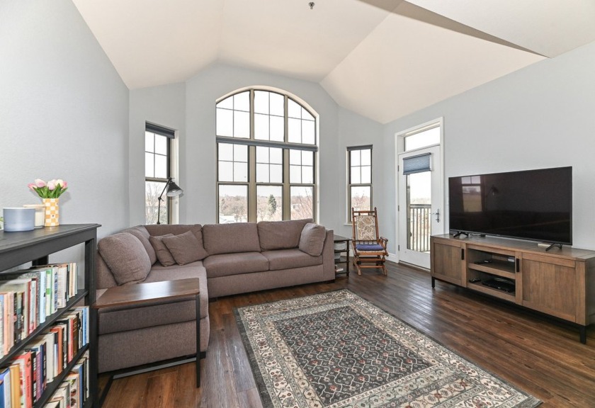 Welcome to a quiet lakeside condo that blends elegance, comfort - Beach Condo for sale in Saint Francis, Wisconsin on Beachhouse.com