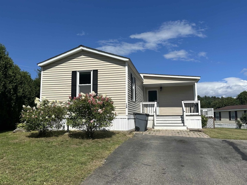 This inviting  home offers a comfortable and convenient - Beach Home for sale in North Hampton, New Hampshire on Beachhouse.com