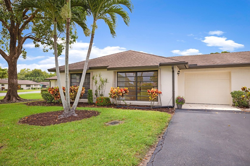 Beautifully remodeled 2/2 villae see this light and bright villa - Beach Condo for sale in Boynton Beach, Florida on Beachhouse.com