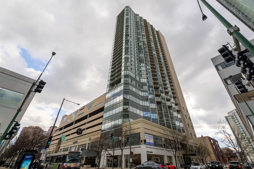 Rarely available high-floor condo with in-unit washer/dryer and - Beach Condo for sale in Chicago, Illinois on Beachhouse.com