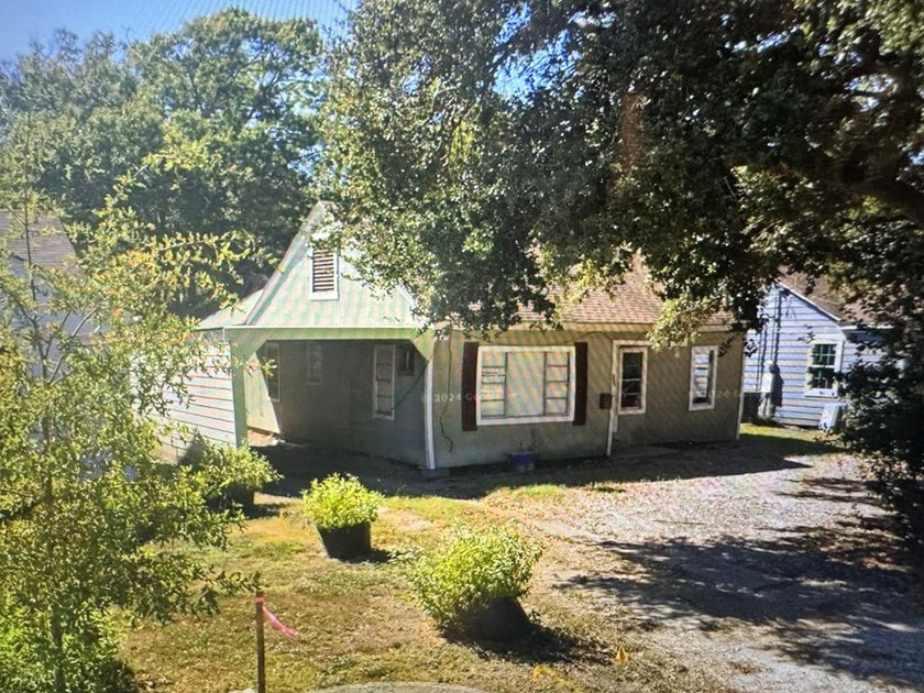 Investor opportunity just minutes from town! This 1,316 sq ft - Beach Home for sale in Port Arthur, Texas on Beachhouse.com