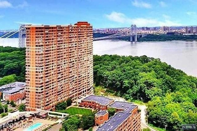 Spacious bright corner unit with beautiful Hudson river and G.W - Beach Condo for sale in Fort Lee, New Jersey on Beachhouse.com