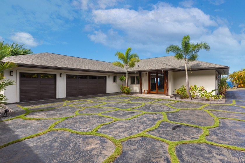 Beautiful custom-built home at the top of Alii Heights with - Beach Home for sale in Kailua Kona, Hawaii on Beachhouse.com