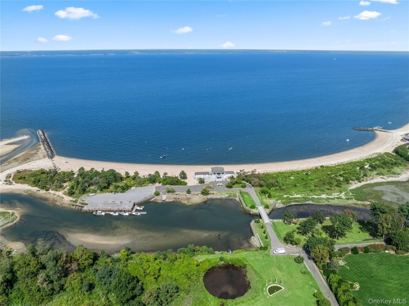 Hydrangea House- A luxurious retreat offers the perfect blend of - Beach Home for sale in Lattington, New York on Beachhouse.com