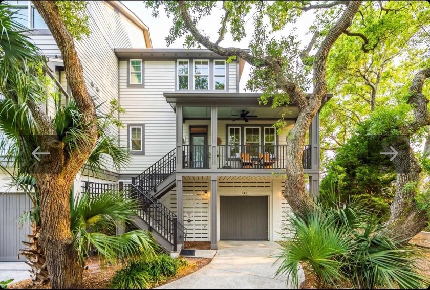 Upon entering, you will be greeted by a welcoming atmosphere and - Beach Townhome/Townhouse for sale in Mount Pleasant, South Carolina on Beachhouse.com