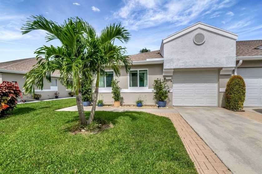 Beautifully remodeled lakefront 2BR/2BA+Den, end-unit villa in - Beach Home for sale in Boca Raton, Florida on Beachhouse.com