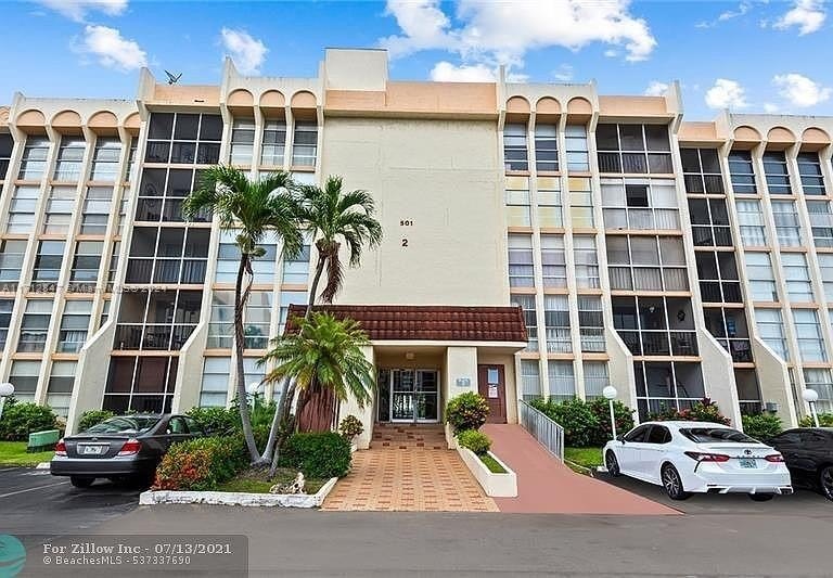 Invest in your future with this gem! Discover a 1BR/1BA condo in - Beach Condo for sale in Hallandale Beach, Florida on Beachhouse.com