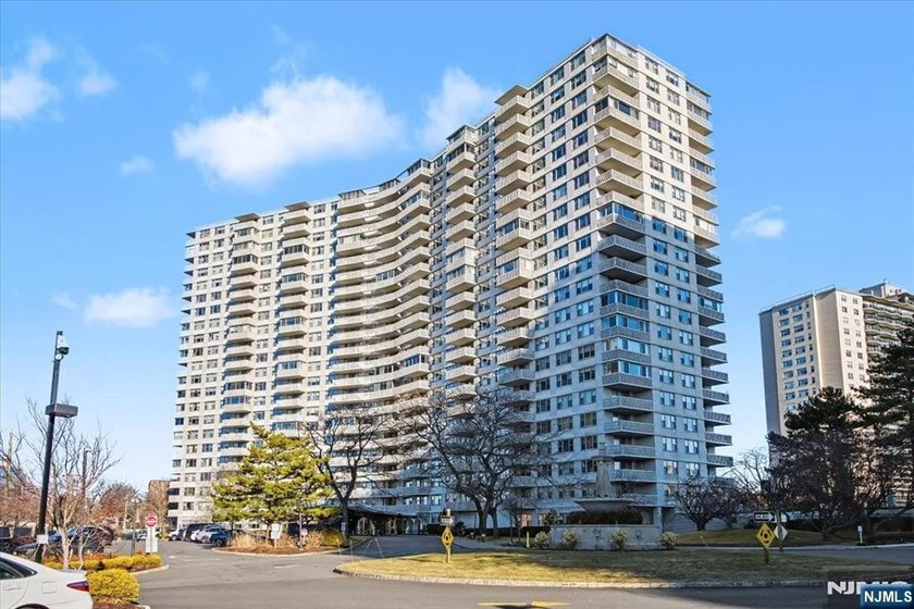 Bright 2 bedrooms with 2 full bath in Luxury high rise condo - Beach Condo for sale in Fort Lee, New Jersey on Beachhouse.com