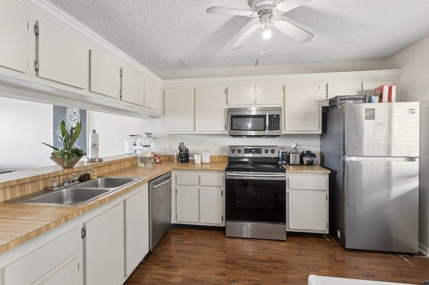 This spacious 2-bedroom, 2-bath condo is located within a secure - Beach Condo for sale in North Lauderdale, Florida on Beachhouse.com