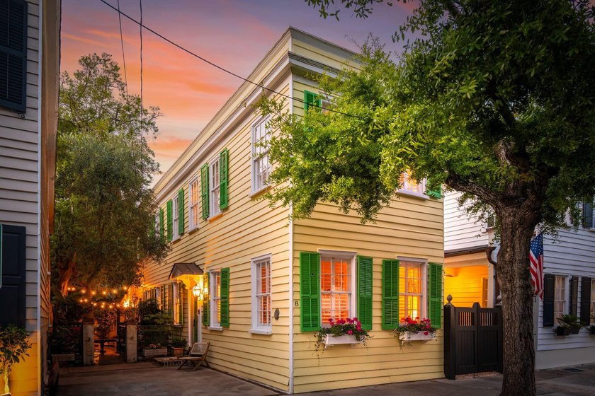 This is the one you have been waiting for.A secret garden with - Beach Home for sale in Charleston, South Carolina on Beachhouse.com