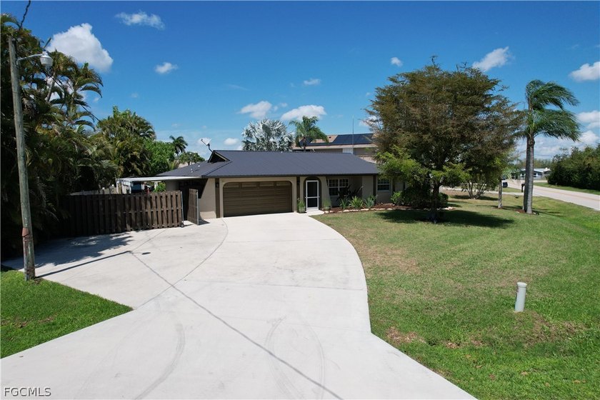 Beautifully updated direct-access waterfront home offering the - Beach Home for sale in Fort Myers, Florida on Beachhouse.com