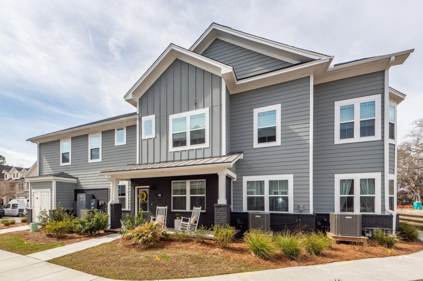 $5,000 CLOSING COST CREDIT W/ ACCEPTABLE OFFER. LOVELY TURN-KEY - Beach Home for sale in Charleston, South Carolina on Beachhouse.com