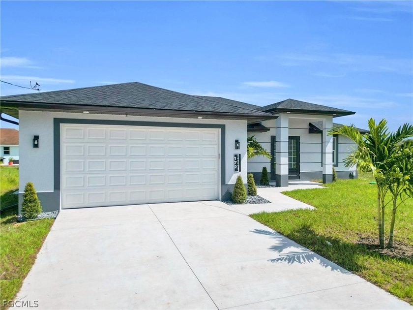 ?? FOR SALE - Modern Luxury Home | 4 Bed | 3 Bath | Outdoor - Beach Home for sale in Lehigh Acres, Florida on Beachhouse.com