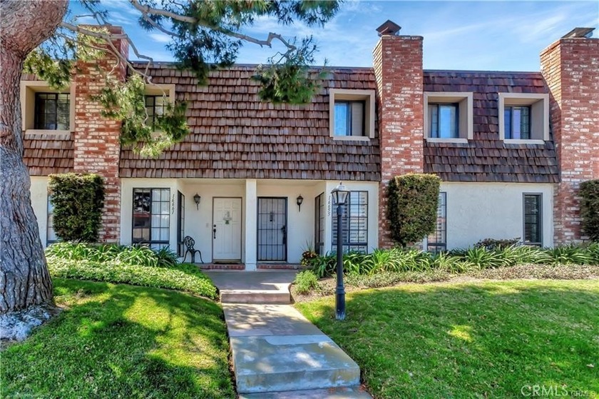 WELCOME to the BEACH CLOSE CHARMING Light & bright, 2 bed, 2.5 - Beach Condo for sale in Huntington Beach, California on Beachhouse.com