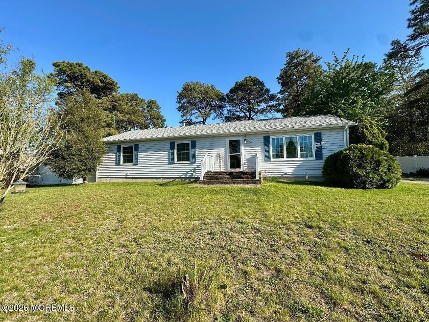 Welcome to this beautiful 3 bedroom, 2 full bath home offering a - Beach Home for sale in Toms River, New Jersey on Beachhouse.com
