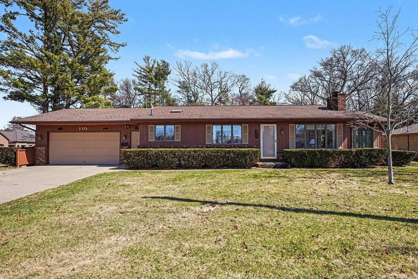 Welcome 110 S Fruitport Rd, Spring Lake, to this well-maintained - Beach Home for sale in Spring Lake, Michigan on Beachhouse.com