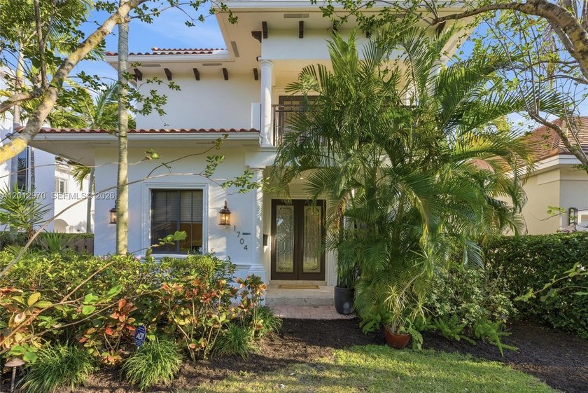 1704 NE 1st St is a distinctive 4/4 2 story pool home in the - Beach Home for sale in Fort Lauderdale, Florida on Beachhouse.com