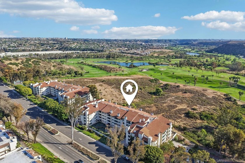 Stunning golf course views and high vaulted ceilings make this - Beach Condo for sale in San Diego, California on Beachhouse.com