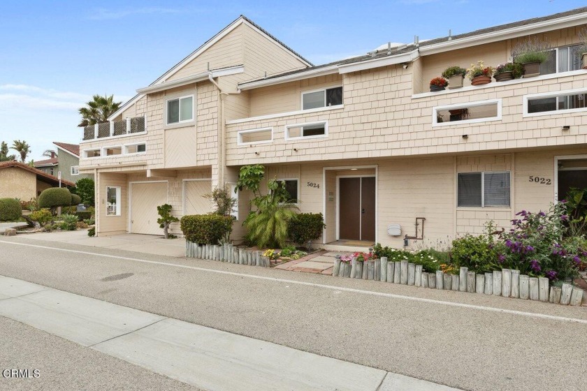 A beautiful and updated Beach Home welcomes with a  spacious - Beach Condo for sale in Oxnard, California on Beachhouse.com