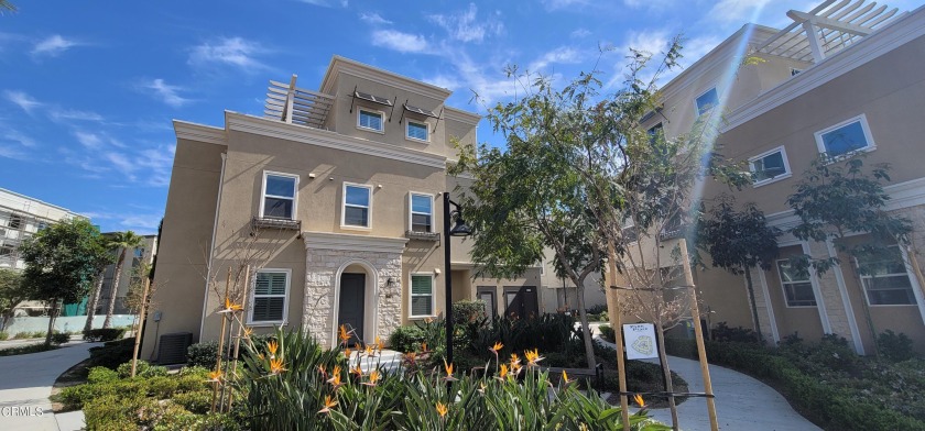 Welcome to this stylish end-unit townhome in the Wagon Wheel - Beach Townhome/Townhouse for sale in Oxnard, California on Beachhouse.com