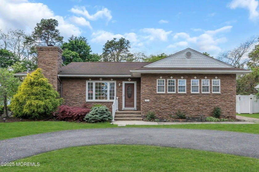 This 3 bedroom, 2 bath home is move-in ready and offers a bright - Beach Home for sale in Point Pleasant, New Jersey on Beachhouse.com