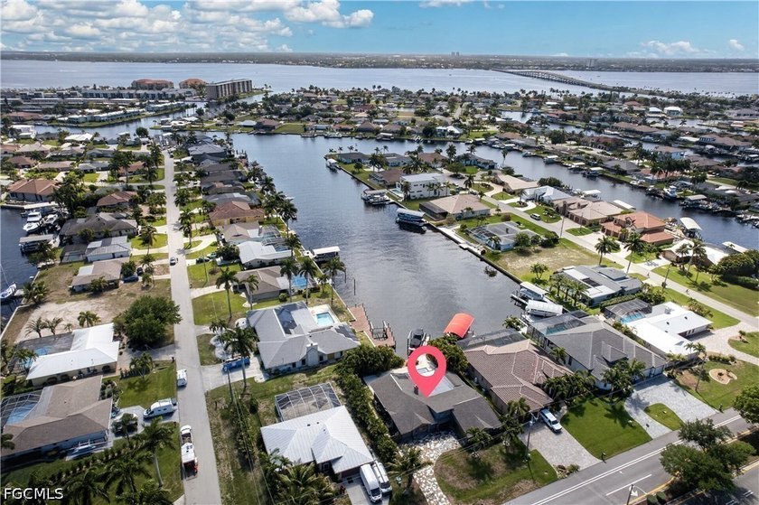 200' WIDE DIRECT GULF ACCESS CANAL - MINUTES TO OPEN WATER! This - Beach Home for sale in Cape Coral, Florida on Beachhouse.com
