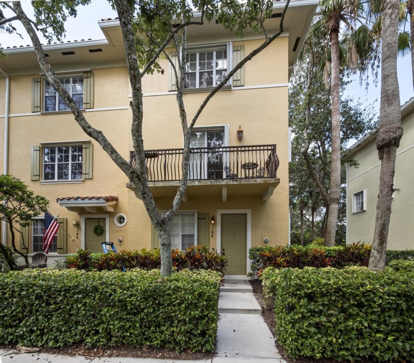 Beautiful end-unit townhome in Osceola Woods at Abacoa featuring - Beach Townhome/Townhouse for sale in Jupiter, Florida on Beachhouse.com