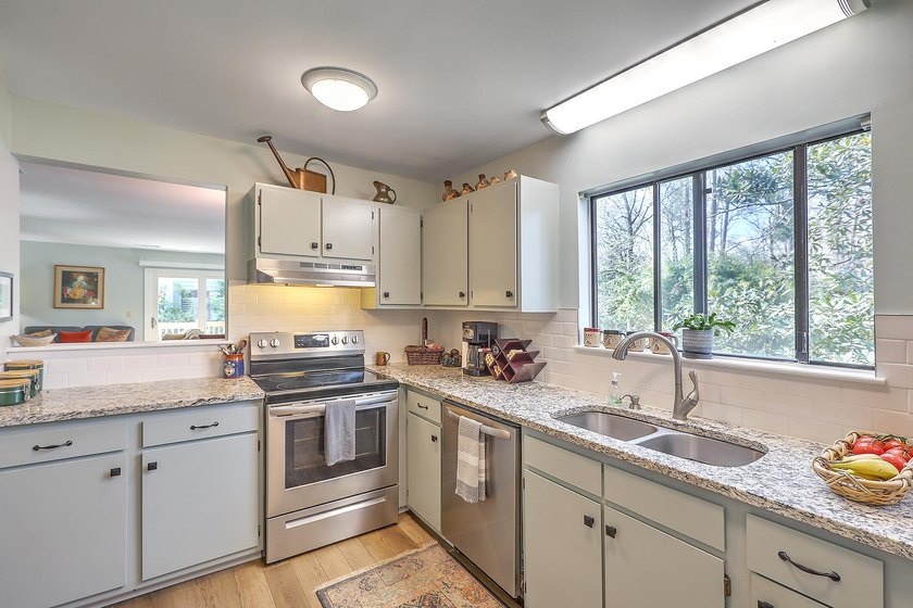 This bright and sunny 2BR/2.5 BA END UNIT is the epitome of - Beach Condo for sale in Mount Pleasant, South Carolina on Beachhouse.com