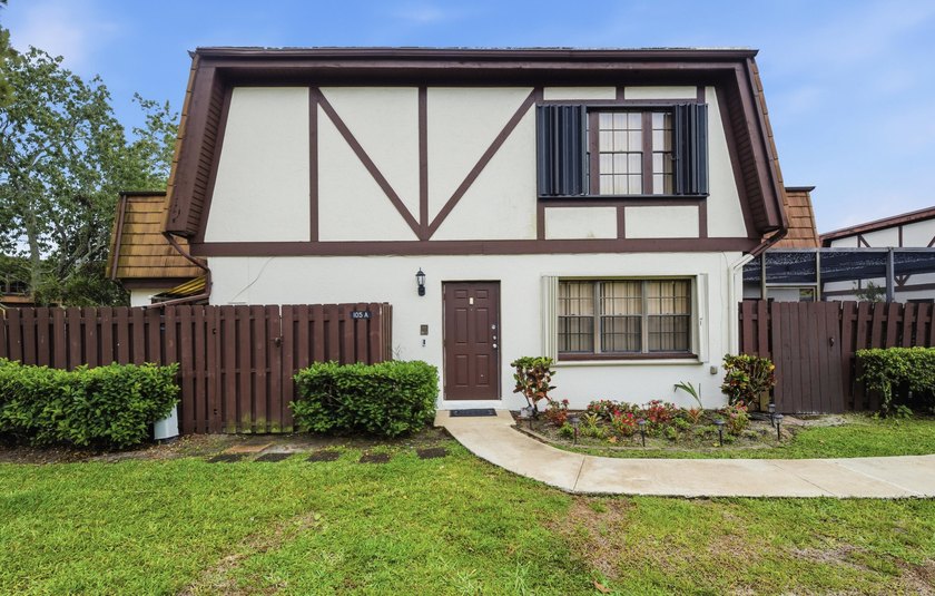 Located in the heart of Royal Palm Beach This townhome has easy - Beach Townhome/Townhouse for sale in Royal Palm Beach, Florida on Beachhouse.com