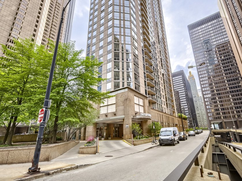 Location is everything! High Floor unit with great city views in - Beach Condo for sale in Chicago, Illinois on Beachhouse.com