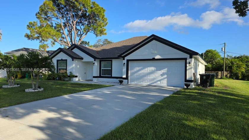 Charming single-family home with no HOA. The kitchen boasts 36* - Beach Home for sale in Port Saint Lucie, Florida on Beachhouse.com