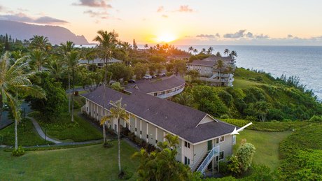 This premium top-floor, end unit at Alii Kai phase 1 is ideally - Beach Condo for sale in Princeville, Hawaii on Beachhouse.com