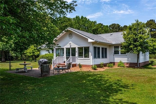 Welcome to 61 Comanchee Lane -- a beautifully maintained - Beach Home for sale in Kilmarnock, Virginia on Beachhouse.com
