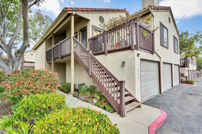 Amazing opportunity for a bright and open TOP FLOOR, corner unit - Beach Home for sale in Carlsbad, California on Beachhouse.com