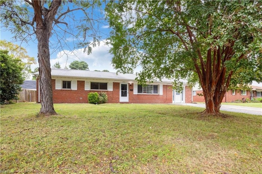 Handyperson speciale add your cosmetic touches to this 3 bedroom - Beach Home for sale in Virginia Beach, Virginia on Beachhouse.com